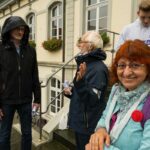 Netzwerk-Sprecher Michael Tack und Margot Bell mit Bürgermeister Sommer vor dem Rathaus Lippstadt im Protest gegen die AfD vereint