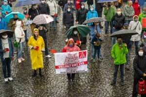 Blick auf die Demonstranten gegen die AfD, im Vordergrund die IG Metall mit Transparent "Vielfalt eint uns - für Pluralität und Demokratie"