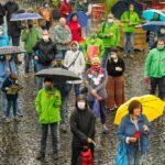 Blick auf die Demonstranten bei regnerischem Wetter