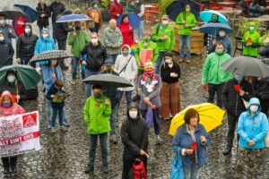 Blick auf die Demonstranten bei regnerischem Wetter