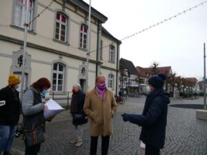 Vizebürgermeister Gausemeier und Netzwerksprecherin Margot Bellbei der Gedenkveranstaltung für die im Mittelmeer ertrunkenen Flüchtlinge