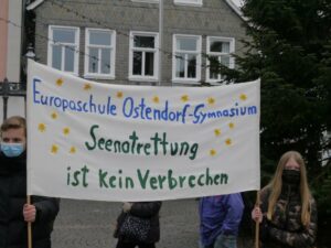 Das Ostendorf-Gymnasium von Lippstadt zeigt ein Transparent mit der Aufschrift: Seenotrettung ist kein Verbrechen